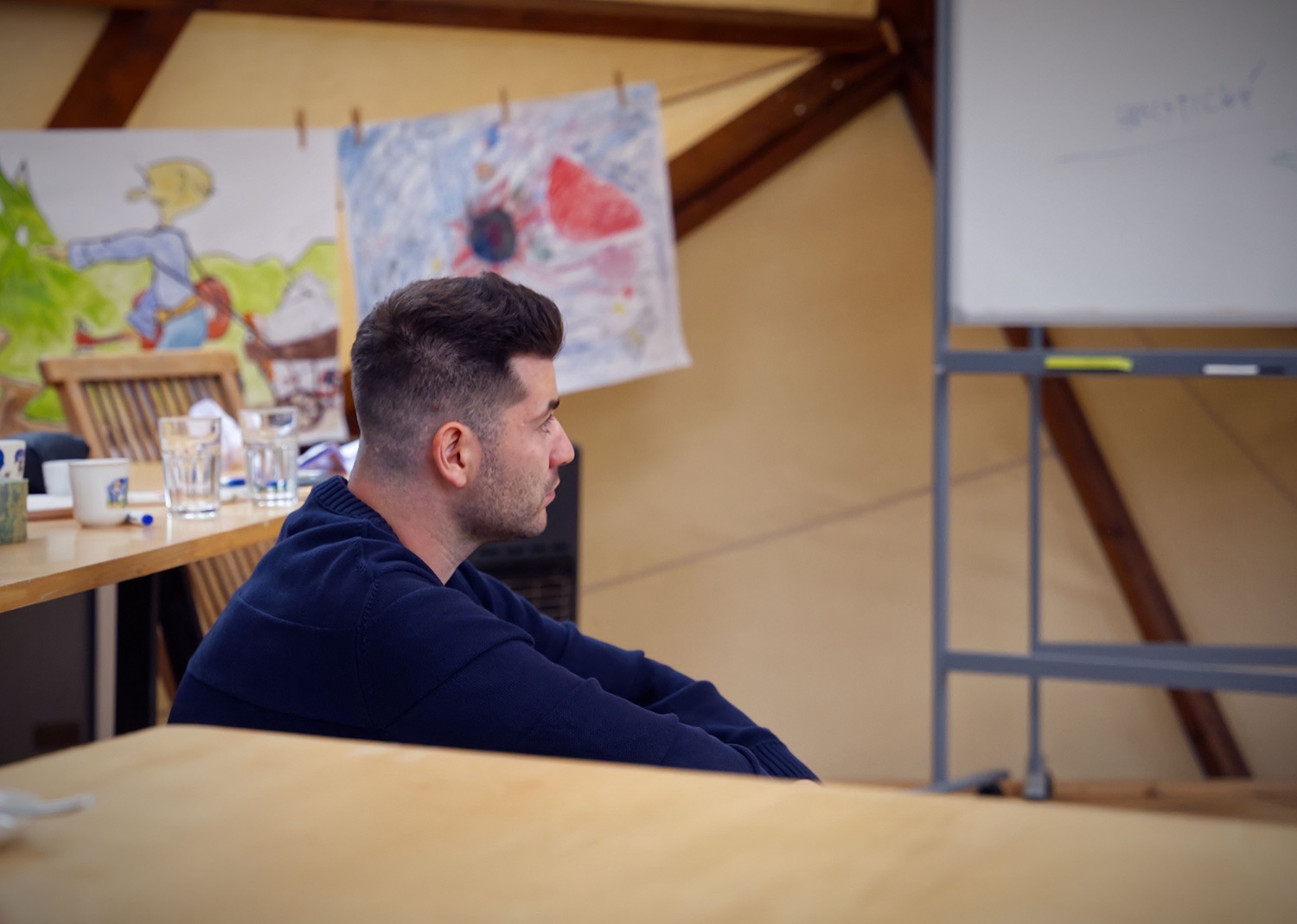 Prostor během workshopu, na šňůře visí práce účastníků